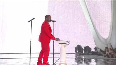 Kanye West &amp;amp; Pusha T debut Runaway (uncensored) live at the MTV VMAs 2010 (1080 master)