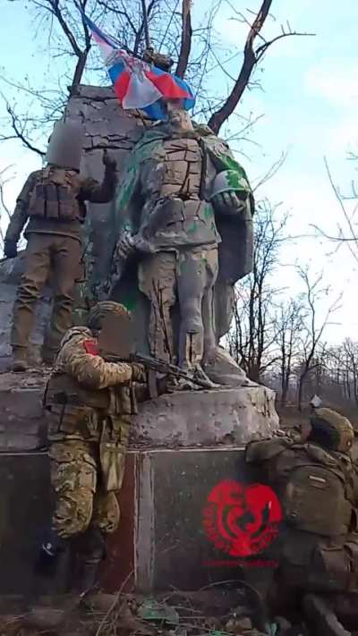 RU POV: Russian soldiers advanced and captured the city park and clinic in Avdiivka. 