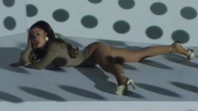 This video killed me. Didn&rsquo;t know Ariana had moves like that 👀🥵