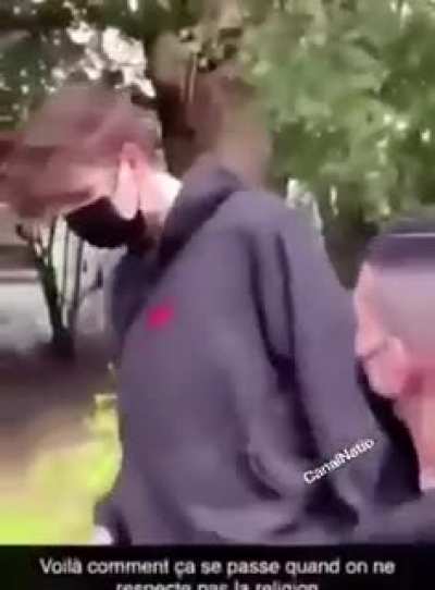 A group of French teenagers enter a church and mock Christians there. A group of Orthodox Christian Armenians find them, force them to apologize, and beat them up.