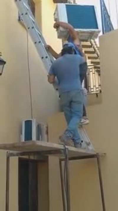 Самое страшное в этом видео, то что оператору оторвали голову