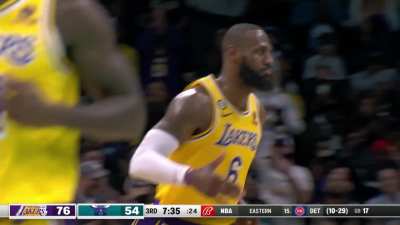 [Highlight] LeBron throws down a reverse alley-oop jam as he gets to 30 points