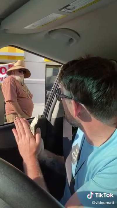 Idiot In Car Harassing Homeless Man At McDonald&rsquo;s Drive Thru 🤷🏼&zwj;♂️