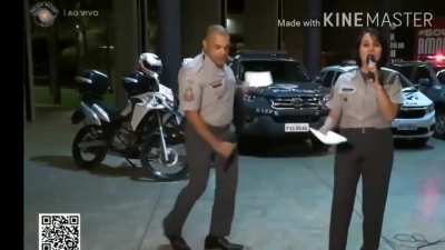 Policial militar mostrando sua dan&ccedil;a na live