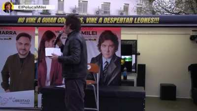 Una mujer le grita a Milei que no use la bandera argentina en sus actos