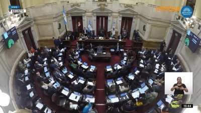 Video de la votación a mano alzada donde los senadores se aumentaron la dieta el 136.8%