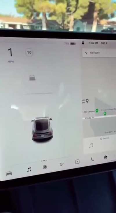 Tesla научилась видеть призраков? Датчики автопилота Tesla показали водителю, что около машины находится человек. Живой. На абсолютно пустом кладбище