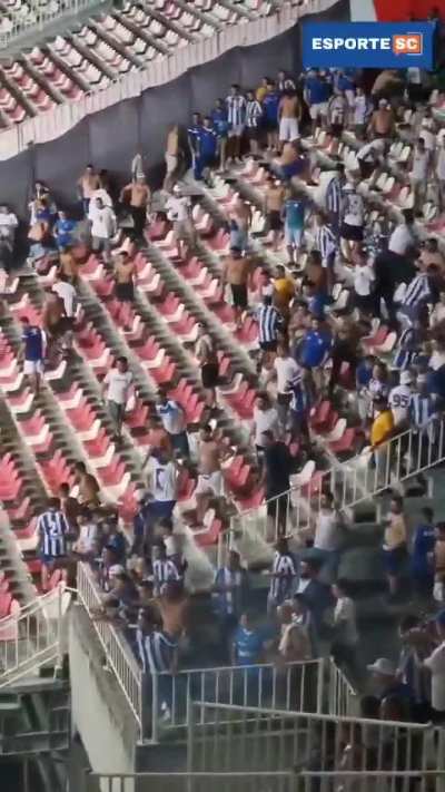 imagens da briga entre torcedores na partida entre Brusque e Ava&iacute;. 

Torcedores do Joinville que estavam na torcida do Brusc&atilde;o invadiram o campo e sa&iacute;ram na trocass&atilde;o com avaianos no intervalo de jogo.