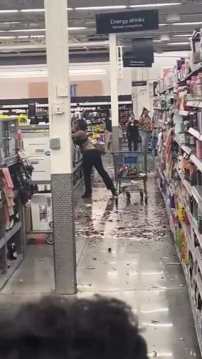 Average afternoon in Walmart