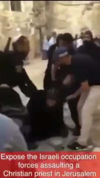 Israeli police arrests and roughs up Egyptian Coptic priest in Jerusalem