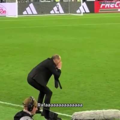 Massimiliano Allegri &egrave; irritato dalla pigrizia di Rafael Le&atilde;o nell'indossare la maglia.