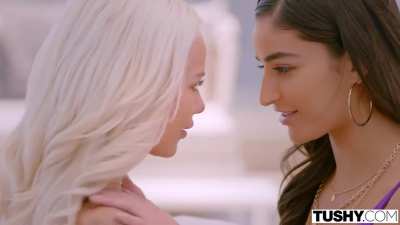 Elsa Jean &amp; Emily Willis Kiss