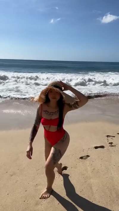 Bella Poarch is so hot she has such a great body and beautiful face 