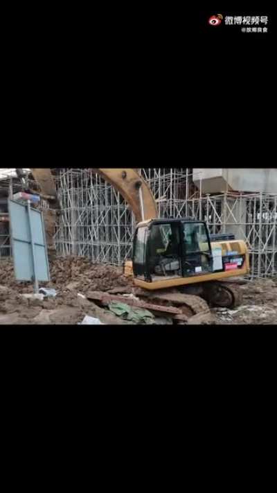 支共政府凌晨四点派人挖新乡市纪庄桥河堤被捞翔们抓包的视频来了。