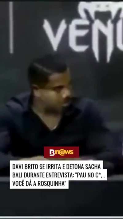 Davi Brito serve show de homofobia e g&iacute;rias regionais contra Sacha Bali durante entrevista: "Voce &eacute; p*u no c*, voc&ecirc; d&aacute; a rosquinha. Aqui &eacute; Bahia seu v*ado."