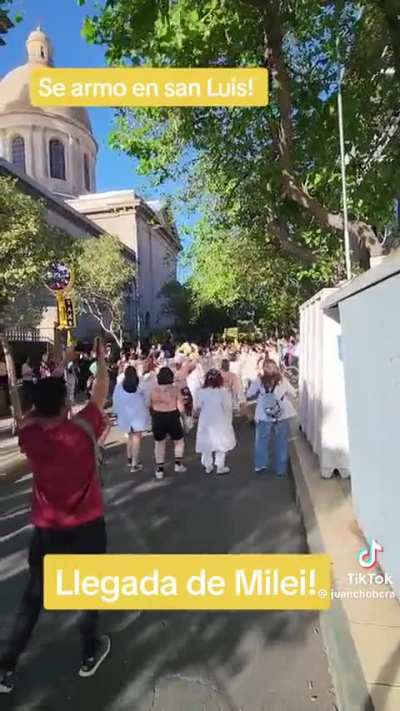 Feministas en Tetas bailando VS Libertarios capitulo 1