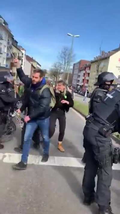 Просвещённая Европа. Полицейский вежливо попросил велосипед покататься.