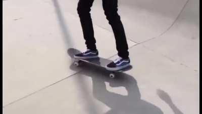 Rare video of Carti's wonky ass skating 😳
