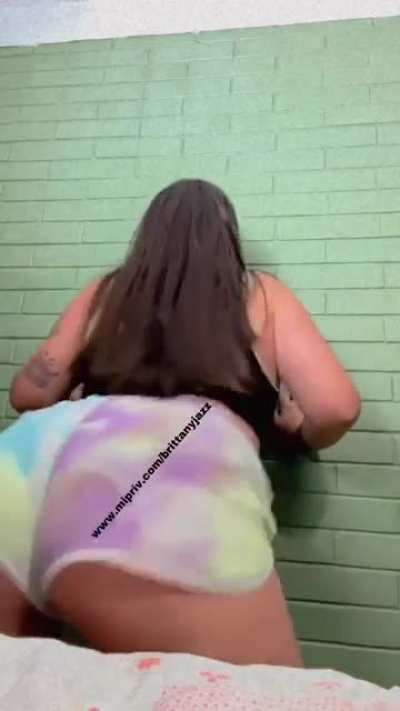 Aqu&iacute; tienen otra vez las nalgas deliciosas de Brittany, cortes&iacute;a de un miembro del grupo