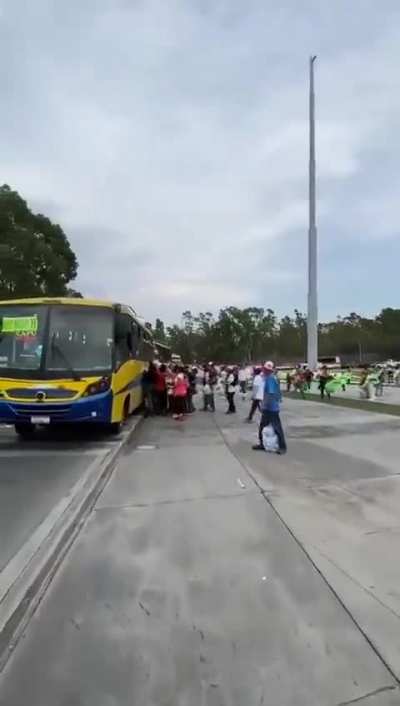 Pat&eacute;ticos morenacos en puebla recibiendo su recompensa 