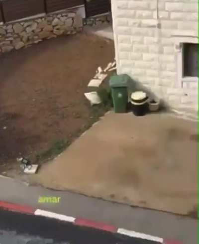 Bu atacağım tek filistin postu olucak &ccedil;&uuml;nk&uuml; bende bıktım g&ouml;rmekten ama orospu &ccedil;ocuklarının yaptıkalarına bak (diyor ki : arapların normal bir mahalleden attığı f&uuml;zeler. Bu şekilde israil f&uuml;zelerin geldiği yere f&uuml;ze atar ya da patlatırsa &ccedil;ocukları ve sivil
