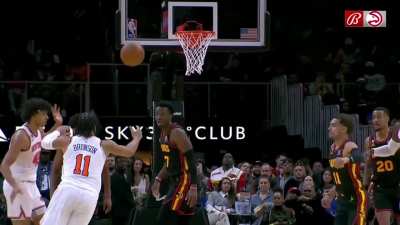 [Highlight] Julius Randle bounces it off the head of Jericho Sims.