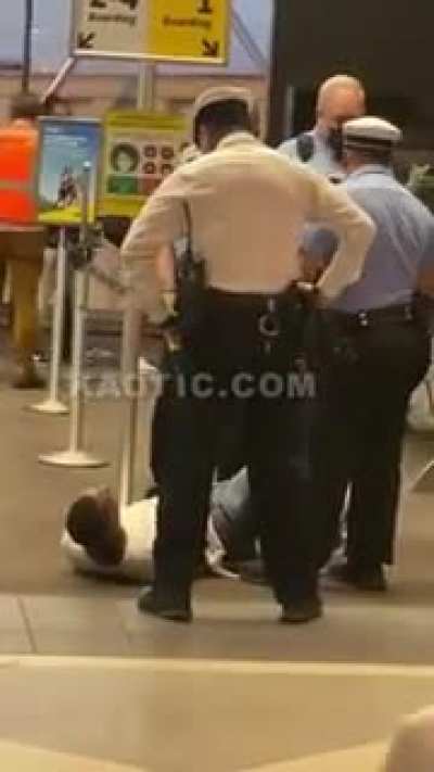 Anti Masker Gets Tased After Punching a Security Guard in the Face at an Airport in Philadelphia