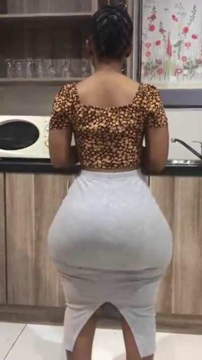 now that&rsquo;s a BIG OLE BOOTY 😢😩🙏🏾🍑