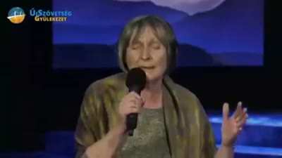 A populizmus &eacute;s a paranoia mindig k&eacute;zenfogva j&aacute;rnak.