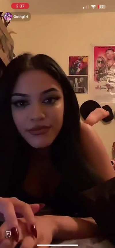 @Gothg1rl teasing her soles on live. Wish she'd show em up close.