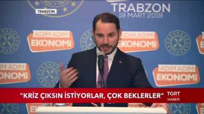 Uganda ekonomi başkanı a&ccedil;ıklama yaparken h&uuml;kumet karşıtları konuşmayı protesti ediyor.