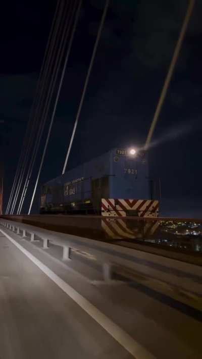 Locomotora G22CW 7921 en el puente General Bartolomé Mitre, recorriendo los últimos metros antes de llegar a Zárate
