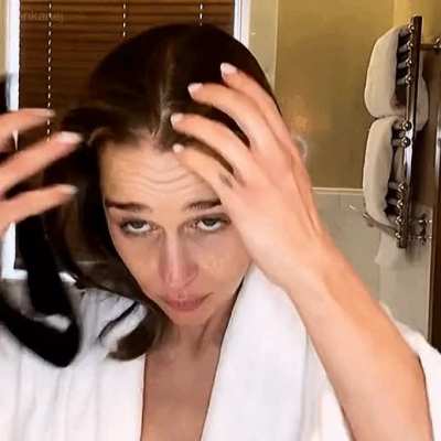 &lsquo;One second sweetie&hellip; mommy needs to get herself ready for you and your friends&rsquo; Mommy Emilia Clarke