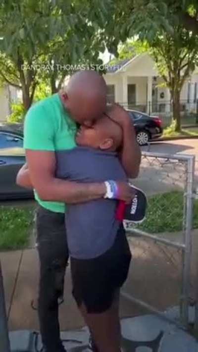 Dad surprises daughter fighting cancer by cutting off his dreadlocks he had grown for 9 years. Who&rsquo;s crying 😭