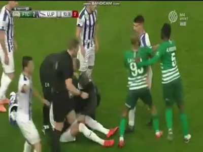 Budapest derby: Frimpong's (Ferencv&aacute;ros) tackle on Bacsa (&Uacute;jpest) - Straight red card - Hungarian OTP Bank Liga