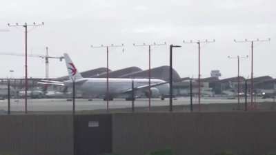 The guy who has been reported flying near LAX with jetpack finally caught on video