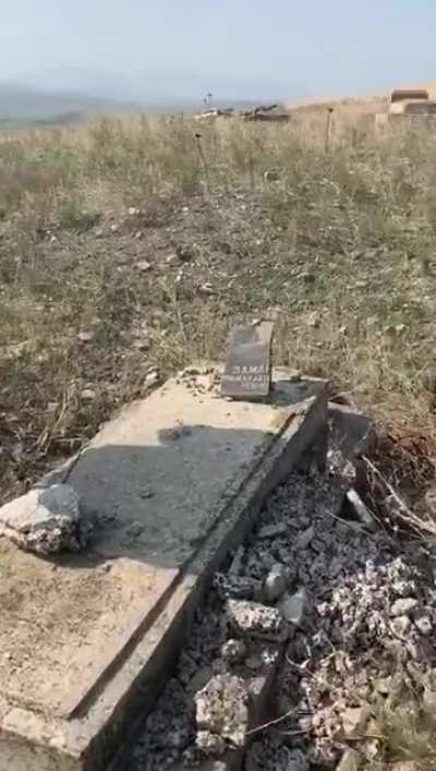 Bir Azerbaycanlı asker, işgalden kurtarılmış b&ouml;lgede babasının mezarına uğruyor. İşgalci Ermenistan ordusu Ermeni ve Hristiyan olmayan herkesin evini, k&ouml;y&uuml;n&uuml;, ibadethanesini ve hatta mezarlarını bile yıkmış durumda.