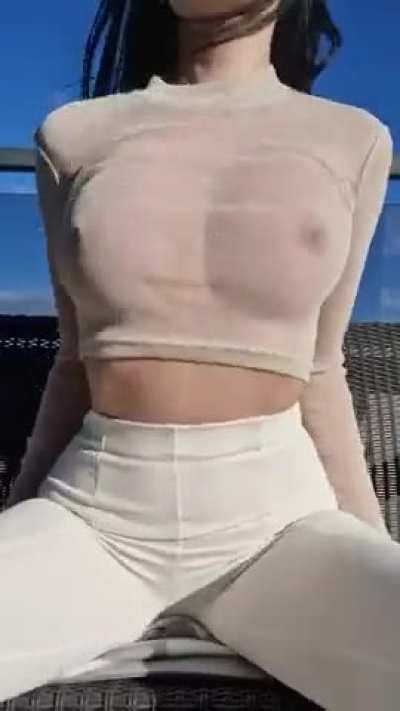 Tiny waist, big DD&rsquo;s
