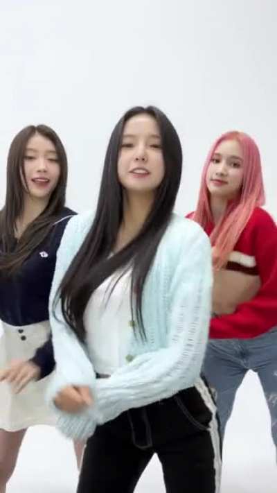 [221222] Yujin, Xiaoting &amp;amp; Bahiyyih TikTok update: I LOVE YOU