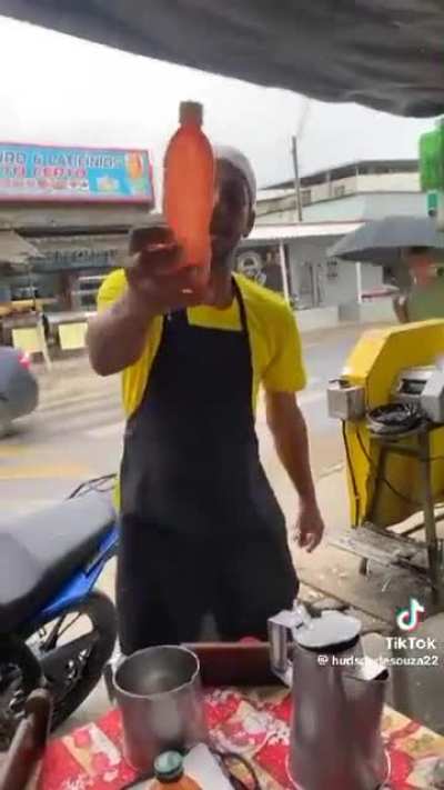 era s&oacute; 2 joelhos e 3 Guaravita geladao e aquele ketchupe de proced&ecirc;ncia duvidosa de t&atilde;o barato que &eacute; rosa hmmm dl&ccedil;