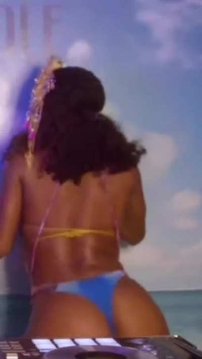 Happy birthday to this sexy as girl 🎉🎂🎂🤤🍑