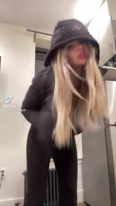 💇🏼&zwj;♀️