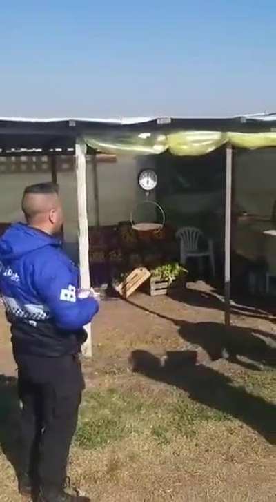 Operativo policial para decomisarle frutas y verduras a un pobre tipo en La Plata . Insólito