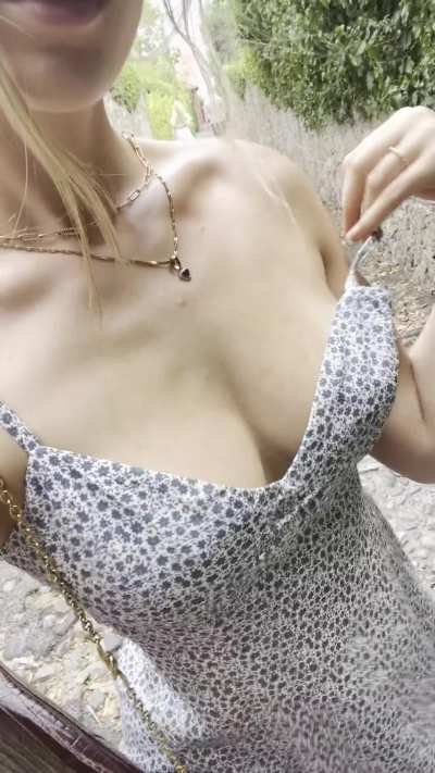 I love flashing strangers when I&acute;m on vacation🤭