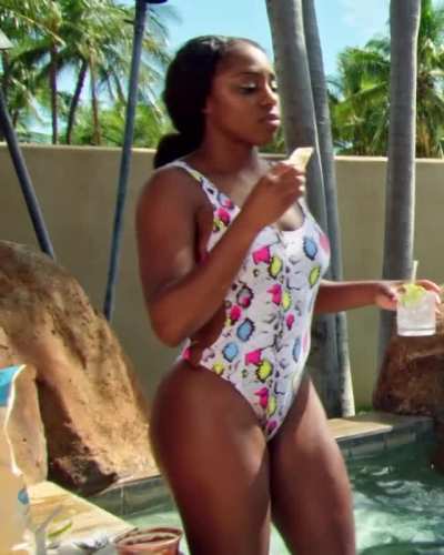 Naomi&rsquo;s insane side profile + huge ass