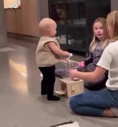Siblings witness brother&rsquo;s first steps