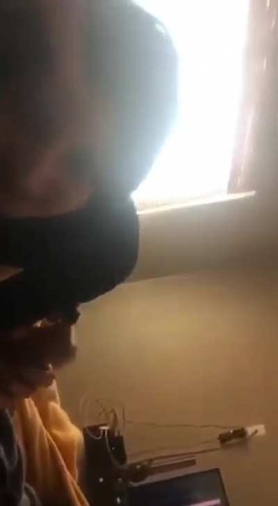 Chica infiel haciendo una mamada