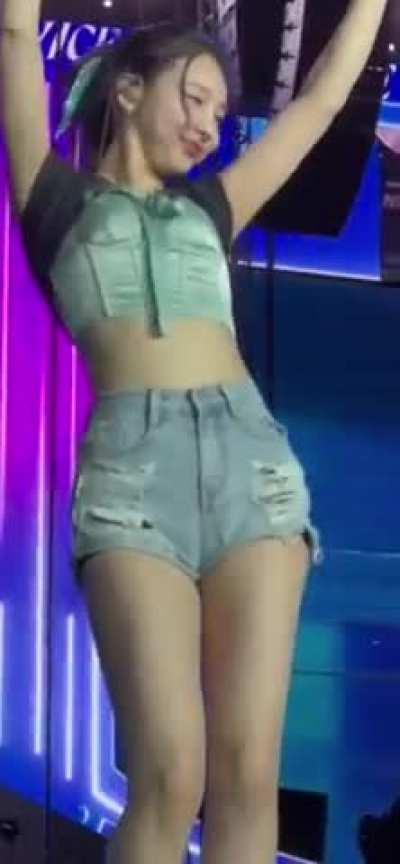 Our Nayeon &eth;&deg; is so happy on stage