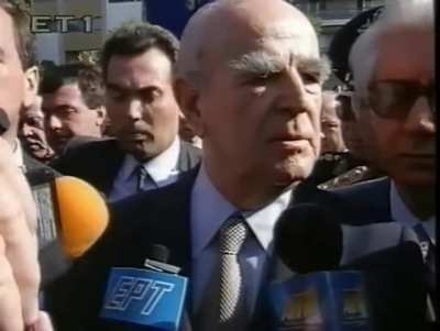 &Omicron; &Kappa;&omega;&nu;&sigma;&tau;&alpha;&nu;&tau;ί&nu;&omicron;&sigmaf; &Kappa;&alpha;&rho;&alpha;&mu;&alpha;&nu;&lambda;ή&sigmaf; &phi;&omega;&nu;ά&zeta;&epsilon;&iota; &pi;ά&psi;&tau;&epsilon; ώ&sigma;&tau;&epsilon; &nu;&alpha; &mu;&pi;&omicron;&rho;έ&sigma;&epsilon;&iota; &nu;&alpha; &kappa;ά&nu;&epsilon;&iota; &delta;&eta;&lambda;ώ&sigma;&epsilon;&iota;&sigmaf;. - 1992