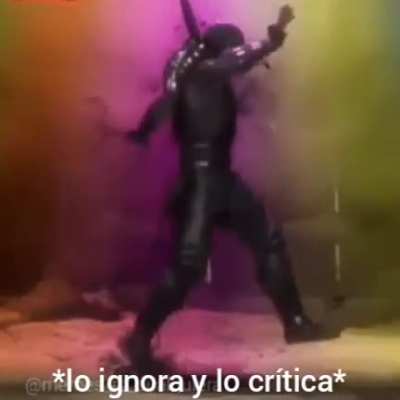 *lo ignora y lo cr&iacute;tica*